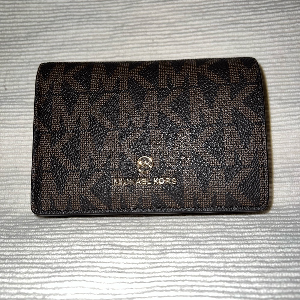 Michael kors jet set charm wallet